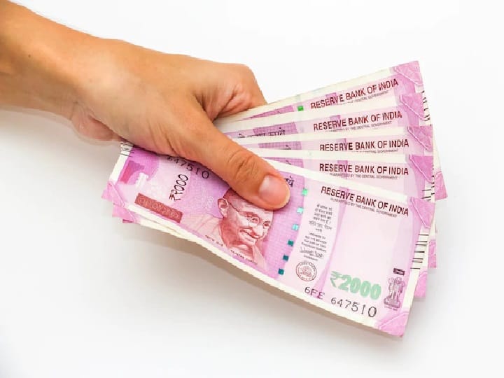 ब्याज दर के साथ-साथ लेट पेमेंट की सूरत में लगने वाले पेनाल्टी, लोन प्रोसेसिंग चार्ज आदि बाकी जानकारी भी जरूर लें. इससे बाद में आपको कर्ज चुकाने में परेशानी का सामना नहीं करना पड़ेगा.