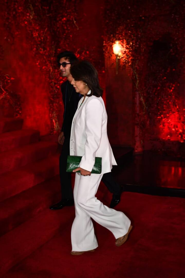 नीतू कपूर की बात करें तो व्हाइट पैंट सूट में वो बॉस लेडी लग रही थीं. वहीं रणबीर कपूर इस मौके पर ब्लैक कैजुअल लुक में नजर आए.