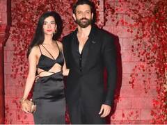 IN PICS: કરણ જોહરની પાર્ટીમાં ગર્લફ્રેન્ડ સબા સાથે પોઝ આપતો દેખાયો ઋતિક રોશન, શું જલ્દી કરશે લગ્ન?