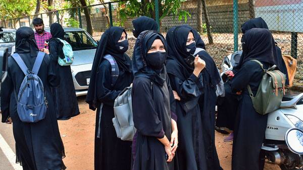 Muslim girls student apply for tc to join colleges that permit to wear hijab in campus Karnataka Hijab Controversy: मुस्लिम छात्राओं ने दूसरे कॉलेज में एडमिशन के लिए मांगी टीसी, जानिए कारण