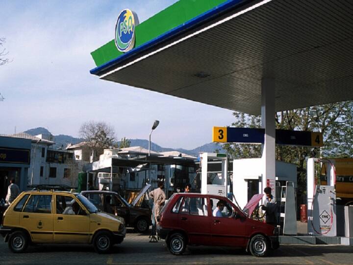 Il prezzo della benzina pakistana è aumentato di 30 rupie al litro a partire da mezzanotte dopo il fallimento dei colloqui con il FMI di ieri