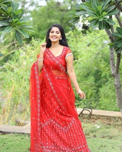 Meghana Lokesh Photos: రెడ్ కలర్ లెహెంగాలో మెరిసిపోతున్న శశిరేఖ