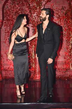 IN PICS: करण जौहर की बर्थडे पार्टी में गर्लफ्रेंड सबा के साथ पोज देते दिखे ऋतिक रोशन, क्या जल्द करेंगे शादी?