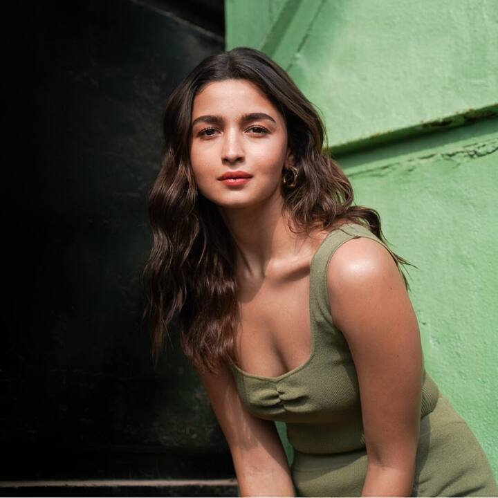 अपने वर्क कमिटमेंट के चलते आलिया भट्ट अपने मेंटौर के बर्थडे बैश में शामिल नहीं हो पाईं .