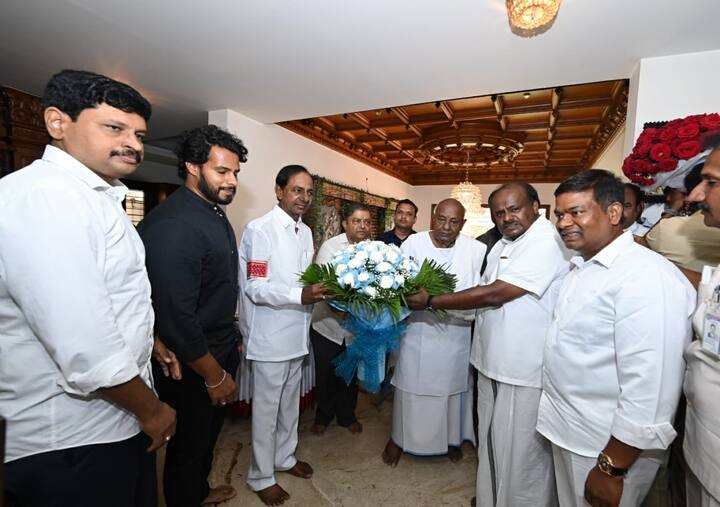 గురువారం (మే 26) మ‌ధ్యాహ్నం కేసీఆర్ బెంగళూరుకు చేరుకున్నారు.