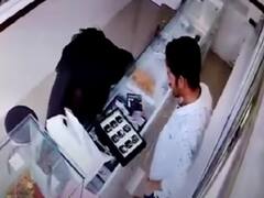 Mumbai: नकली बंदूक दिखाकर बार गर्ल ने की ज्वैलर से लूटपाट की कोशिश, सीसीटीवी में कैद हुई पूरी वारदात