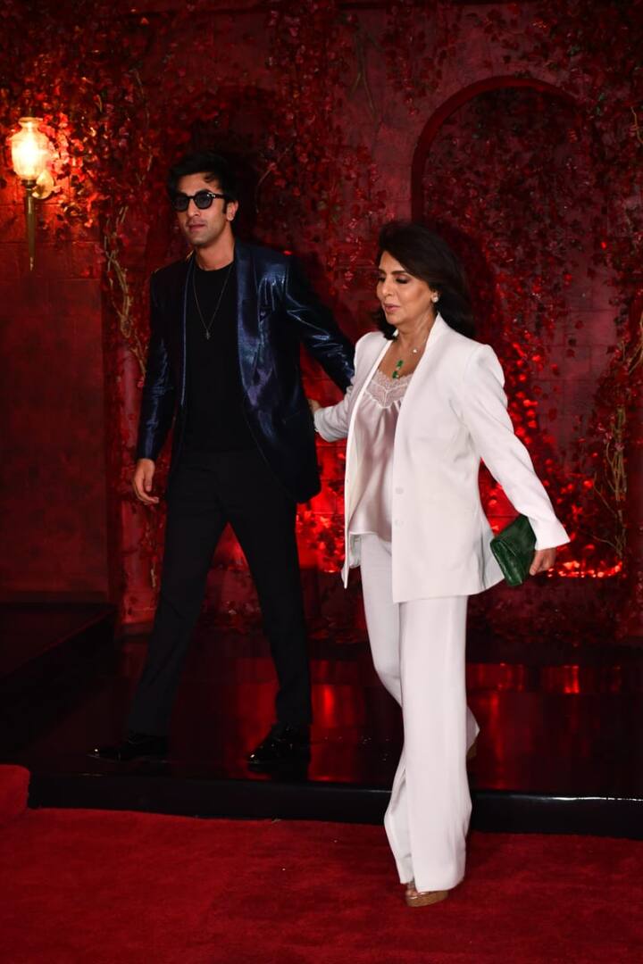 मां बेटे की इस जोड़ी ने कैमरे के सामने भी खूब पोज दिए. मालूम हो जल्द ही रणबीर कपूर फिल्ममेकर करण जौहर की ब्रह्मास्त्र में नजर आने वाले हैं.