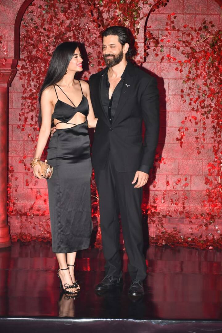 जैसे ही इस कपल ने एक साथ एंट्री ली, हर किसी की नजरें इन पर जाकर टिक गई. ऋतिक और सबा ने ब्लैक ट्यूनिंक कर रखी थी, जिसमें दोनों ही काफी स्टनिंग लग रहे थे.