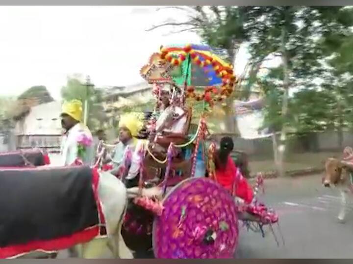 गोंदियातील कडीकसा गावात 25 बैलगाड्यांवरून ही लग्नाची वरात काढण्यात आली. इंधनदरवाढीमुळे आणि परंपरा जोपासण्यासाठी बैलगाडीवरून वरात काढण्याचा निर्णय खुद्द नवरदेवानंच घेतला होता.