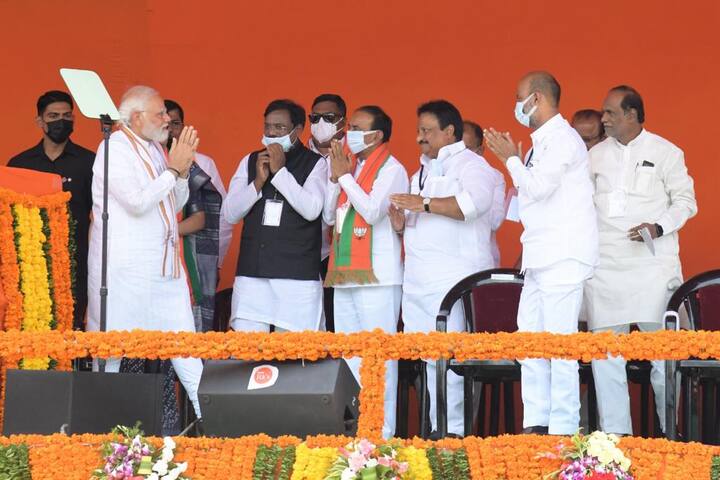 బీజేపీ నాయకులకు అభివాదం చేస్తున్న ప్రధాని మోదీ