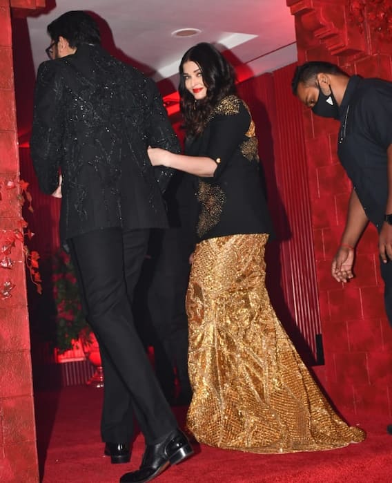 Karan Johar Birthday Bash: करण जौहर की बर्थडे पार्टी में अभिषेक बच्चन की बाहों में बाहें डाले पहुंचीं ऐश्वर्या, गोल्डन ड्रेस में लगीं बला की खूबसूरत