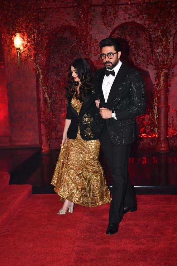 Karan Johar Birthday Bash: करण जौहर की बर्थडे पार्टी में अभिषेक बच्चन की बाहों में बाहें डाले पहुंचीं ऐश्वर्या, गोल्डन ड्रेस में लगीं बला की खूबसूरत