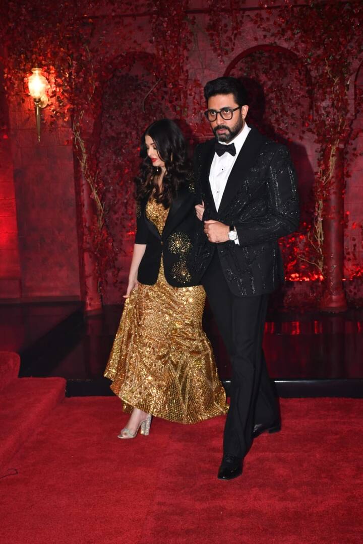 वहीं अभिषेक बच्चन भी ब्लैक पैंट सूट और व्हाइट शर्ट में काफी हैंडसम लग रहे थे. ऐश्वर्या और अभिषेक ने जब साथ में एंट्री ली तो हर कोसी की नजरें उन्हीं पर जाकर टिक गईं.