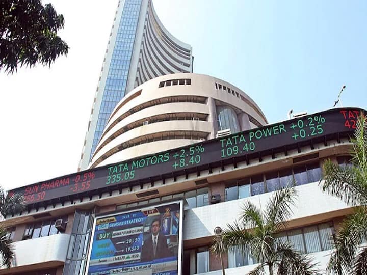 Closing Bell Share Market Indices end in losses on fourth consecutive day Sensex ends 0 39 percent lower at 54892 Nifty at 16356 Share Market : आरबीआयच्या धोरणाचा शेअर बाजारावर परिणाम, Nifty 16,356 वर तर Sensex 214 अंकांनी घसरला