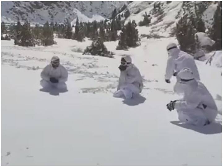 ITBP jawans were seen entertaining themselves seen playing in knee-deep snow Viral Video: इस तरह अपना मनोरंजन करते दिखे ITBP के जवान, घुटने तक गहरी बर्फ में खेलते दिखे