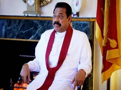 srilanka police enquiry 5 hours srilanka former pm rajapaksa இலங்கையில் ஏற்பட்ட கலவரம்: போலீசாரிடம் சிக்கிய மஹிந்த ராஜபக்ச! 5 மணி நேரம் கிடுக்குப்பிடி விசாரணை!