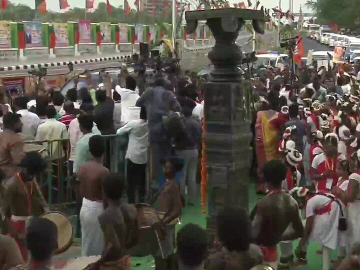 Large number of people welcome Modi after the Prime Minister arrived in Chennai. (Image: Twitter/ANI)
