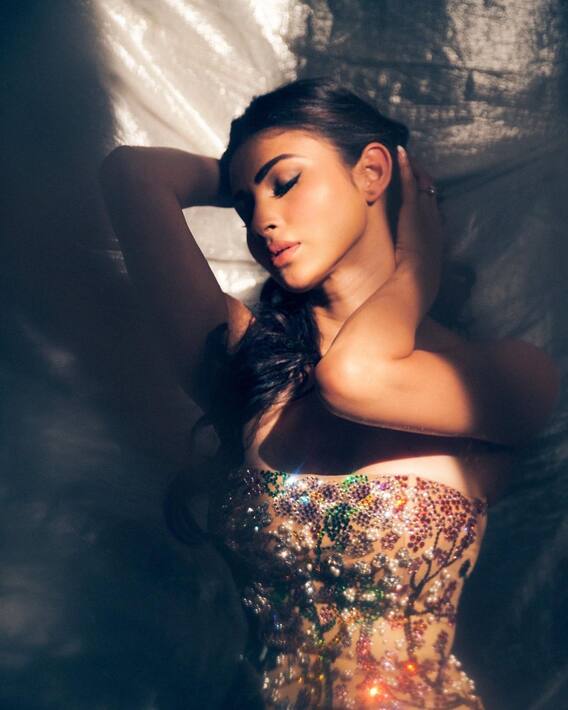 Mouni Roy Photos: ग्लैमरस लुक में नजर आईं मौनी रॉय, पति के साथ फोटो में दिखा स्टाइलिश पोज