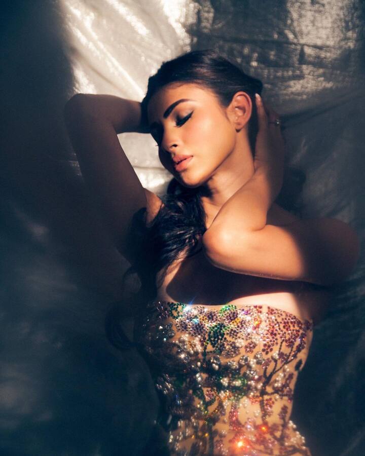 इन फोटोज में मौनी के आउफिट, लुक के साथ उनका सिजलिंग पोज भी देखते बन रहा है जो फैंस को काफी दीवाना बना रहा है.