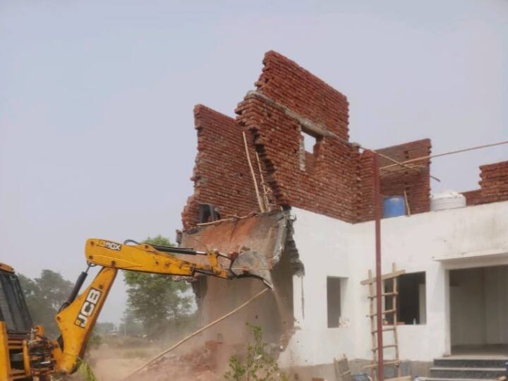 Greater Noida News: ग्रेटर नोएडा में चार अवैध कॉलोनी बुलडोजर से ध्वस्त, करीब 100 करोड़ की जमीन मुक्त Greater Noida Authority run bolldozer in 4 colonies of Dhoom Manikpur 100 crore land free from encroachment ANN Greater Noida News: ग्रेटर नोएडा में चार अवैध कॉलोनी बुलडोजर से ध्वस्त, करीब 100 करोड़ की जमीन मुक्त