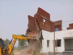 Greater Noida News: ग्रेटर नोएडा में चार अवैध कॉलोनी बुलडोजर से ध्वस्त, करीब 100 करोड़ की जमीन मुक्त