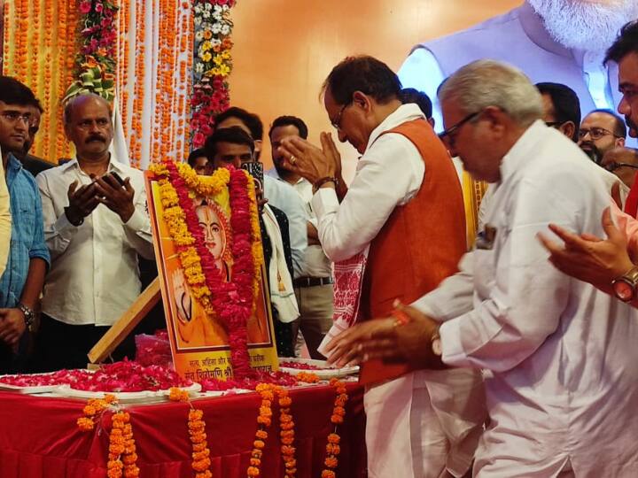 विकास की दौड़ में जो भी पीछे झूट गए हैं उनकी उन्नति के लिए राज्य सरकार हर संभव सहायता देने के लिए प्रतिबद्ध है. मध्य प्रदेश के लिए यह गौरव का विषय है कि संत सेन महाराज का जन्म बांधवगढ़ में हुआ. उनके स्मारक के लिए राज्य शासन द्वारा 2 एकड़ भूमि और राशि की व्यवस्था की गई है. संत शिरोमणी सेन महाराज के भव्य स्मारक के निर्माण में कोई कसर नहीं छोड़ी जाएगी. यह स्मारक सामाजिक समरसता के केंद्र के रूप में विकसित किया जाएगा.