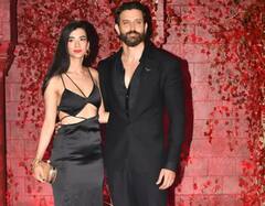 IN PICS: કરણ જોહરની પાર્ટીમાં ગર્લફ્રેન્ડ સબા સાથે પોઝ આપતો દેખાયો ઋતિક રોશન, શું જલ્દી કરશે લગ્ન?