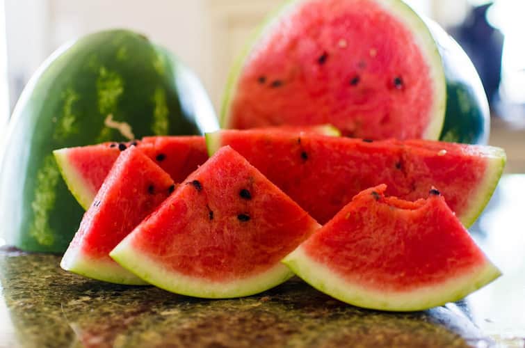 watermelon benefits good for health marathi news Health Tips : उन्हाळ्यात कलिंगड सगळेच खातात; पण 'या' वेळी खाल तर मिळतील आश्चर्यकारक फायदे