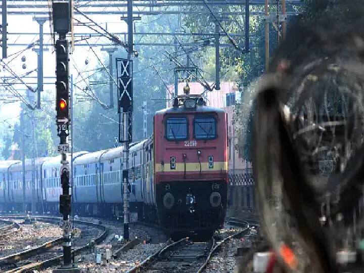 रेलवे के नियमों (Railway Rules) के अनुसार आप किसी भी तरह के ज्वलनशील पदार्थ जैसे मिट्टी का तेल,पेट्रोल,पटाखे और गैस सिलेंडर (Gas Cylinder) आदि चीजों को लेकर ट्रैवल नहीं कर सकते हैं. ऐसा करना एक दंडनीय अपराध (Punishable Offense) है.