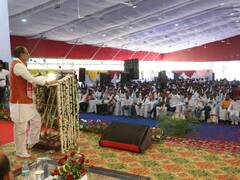 MP News: सीएम शिवराज सिंह चौहान ने केश शिल्पियों के सम्मेलन को किया संबोधित, हितग्राहियों को किट और चेक बांटे