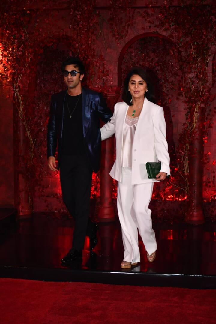 ये तो हर कोई जानता है कि आलिया भट्ट फिल्ममेकर करण जौहर को अपने गार्डियन की तरह ट्रीट करती हैं, फिर भी वो इस पार्टी में शामिल नहीं हुईं. इसे लेकर लोगों के मन में कई तरह के सवाल भी खड़े हुए.