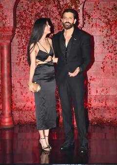 In PICS: ਕਰਨ ਜੌਹਰ ਦੀ ਜਨਮਦਿਨ ਪਾਰਟੀ 'ਚ ਗਰਲਫਰੈਂਡ ਸਬਾ ਨਾਲ ਪੋਜ਼ ਦਿੰਦੇ ਹੋਏ ਨਜ਼ਰ ਆਏ ਰਿਤਿਕ ਰੋਸ਼ਨ, ਜਲਦ ਹੀ ਵਿਆਹ ਕਰਨਗੇ?