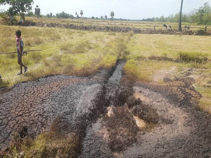 ONCG pipe rupture in Kottur Village in Thiruvarur district உடைப்பு ஏற்பட்ட ஓஎன்ஜிசி குழாய்: கருகிய விவசாய நிலம்... 5 ஆண்டுக்கு ஆபத்து என குமுறல்!