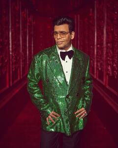 Karan Johar Photos: ट्रोल्स को जवाब देते हुए करण जौहर ने खुद को बुलाया 'क्रिसमस ट्री', कहा- रोज करेंगे पोज