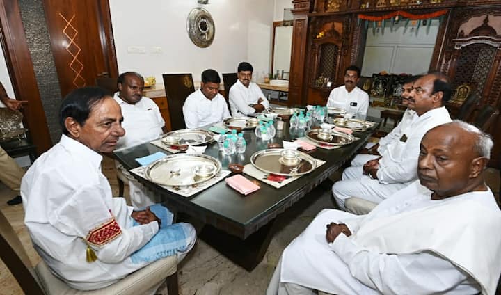 CM KCR had lunch along with Deve Gowda and other JDS leaders. (Image: ABP Desam)