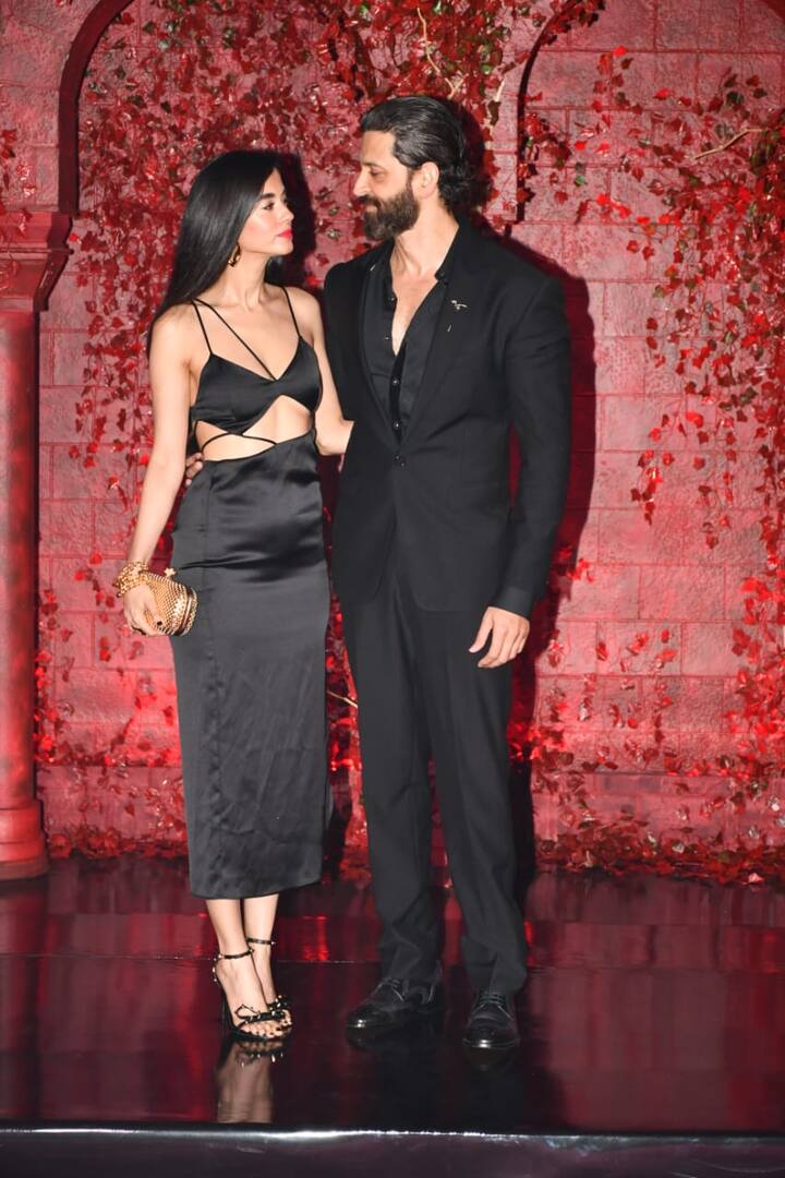 सबा और ऋतिक रोशन ने इस मौके पर कैमरे के सामने जमकर पोज दिए. इतना ही नहीं बल्कि ये दोनों एक दूसरे के प्यार में पूरी तरह से डूबे हुए नजर आए.