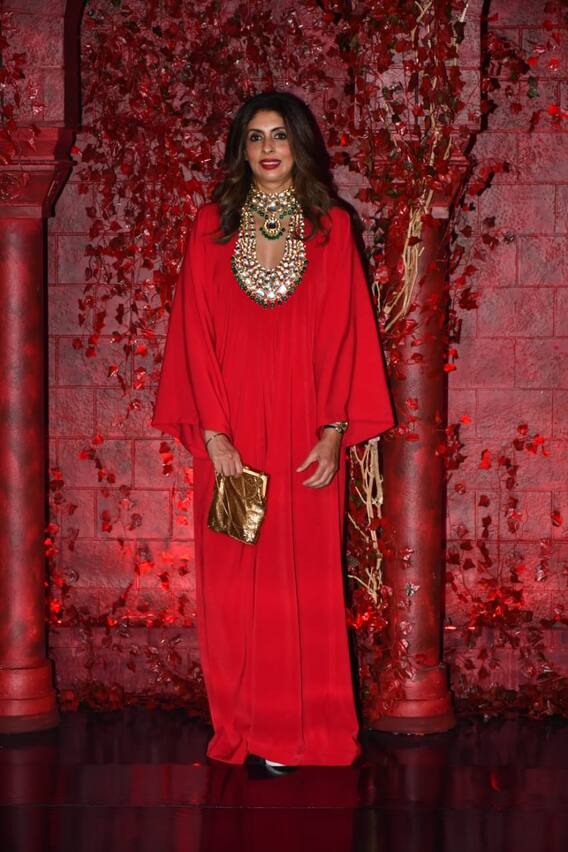 Karan Johar B'day Party Photos: दोस्त की पार्टी में दिखा श्वेता बच्चन का रॉयल लुक, लाल गाउन में लगीं बेहद खूबसूरत