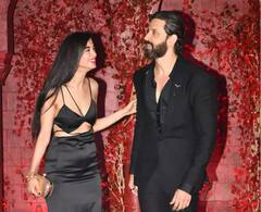 IN PICS: કરણ જોહરની પાર્ટીમાં ગર્લફ્રેન્ડ સબા સાથે પોઝ આપતો દેખાયો ઋતિક રોશન, શું જલ્દી કરશે લગ્ન?