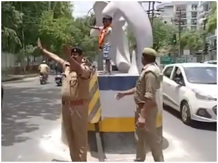 8 ਸਾਲ ਦੇ ਬੱਚੇ ਨੇ ਸੰਭਾਲਿਆ ਟ੍ਰੈਫਿਕ, ਵੀਡੀਓ ਤੁਹਾਡੇ ਵੀ ਚਿਹਰੇ 'ਤੇ ਲੈ ਆਵੇਗੀ ਮੁਸਕਾਨ