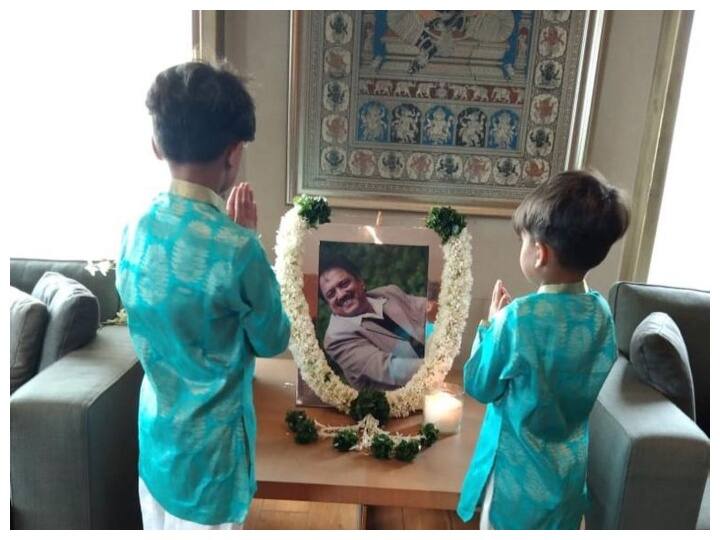 दोनों ने हाथ जोड़ कर अपने दादा जी की तस्वीर पर माला अर्पण करते हुए उन्हें जन्मदिन की बधाई दी.