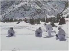 Watch: घुटने तक गहरी बर्फ में खेलते दिखे आईटीबीपी के जवान, वीडियो ने जीता दिल