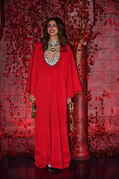 Karan Johar B'day Party Photos: दोस्त की पार्टी में दिखा श्वेता बच्चन का रॉयल लुक, लाल गाउन में लगीं बेहद खूबसूरत