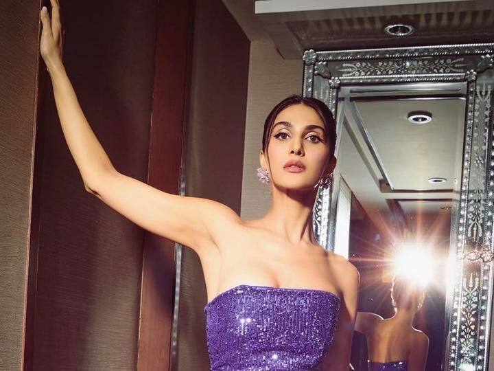 बॉलिवूड अभिनेत्री वाणी कपूर नेहमीच कोणत्या ना कोणत्या कारणाने चर्चेत असते. कोणत्याही प्रकारच्या भूमिकेत ती स्वत:ला चांगली सामावून घेऊ शकते हे तिने फार कमी वेळात सिद्ध केले आहे.(photo:_vaanikapoor_/ig)