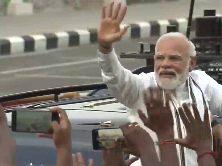 PM Modi Chennai Visit Prime Minister Narendra Modi holds roadshow, got out of car and waved Watch Video: பிரம்மாண்ட வரவேற்பில் மகிழ்ந்த மோடி... திடீரென காரை நிறுத்தி இறங்கியதால் பதறிய பாதுகாவலர்கள்!