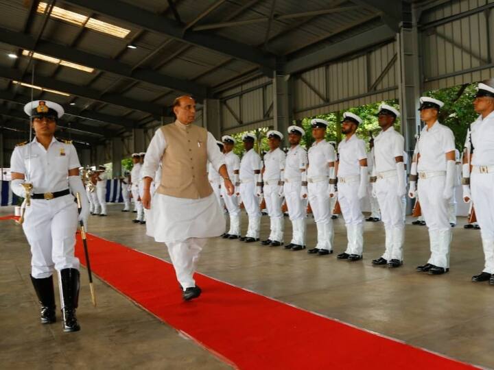 Rajnath Singh in Karwar: अंडर वॉटर ऑपरेशनल तैयारियों को देखेंगे राजनाथ सिंह, पनडुब्बी में नौसैनिकों से भी करेंगे मुलाकात Rajnath Singh in Karwar will see the underwater operational preparations marines in the submarine ann Rajnath Singh in Karwar: अंडर वॉटर ऑपरेशनल तैयारियों को देखेंगे राजनाथ सिंह, पनडुब्बी में नौसैनिकों से भी करेंगे मुलाकात