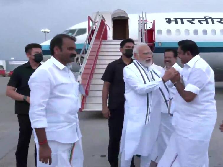 PM Modi Chennai Visit PM arrives in Chennai AIADMK Edappadi Palanisamy Welcomes Narendra Modi PM Modi Chennai Visit: ’எப்படி இருக்கீங்க இபிஎஸ்... ’ திமுக அமைச்சர்களை கடந்து எடப்பாடியிடம் நலம் விசாரித்த பிரதமர் மோடி!