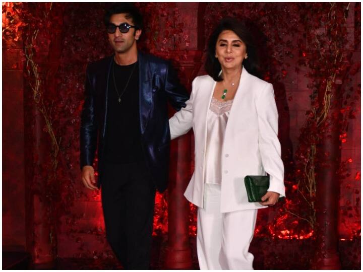 फिल्ममेकर करण जौहर ने अपने 50वें बर्थडे पर ग्रैंड सेलिब्रेशन किया. इस खास मौके पर बॉलीवुड इंडस्ट्री के तमाम सितारे शिरकत करने पहुंचे. इस लिस्ट में नीतू सिंह और रणबीर कपूर का नाम भी शामिल है.