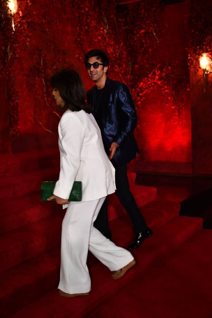 हालांकि आपको बता दें कि आलिया इन दिनों अपने वर्क कमिटमेंट को पूरा करने में लगी हुई हैं, जिसकी वजह से वो मुंबई से बाहर हैं.