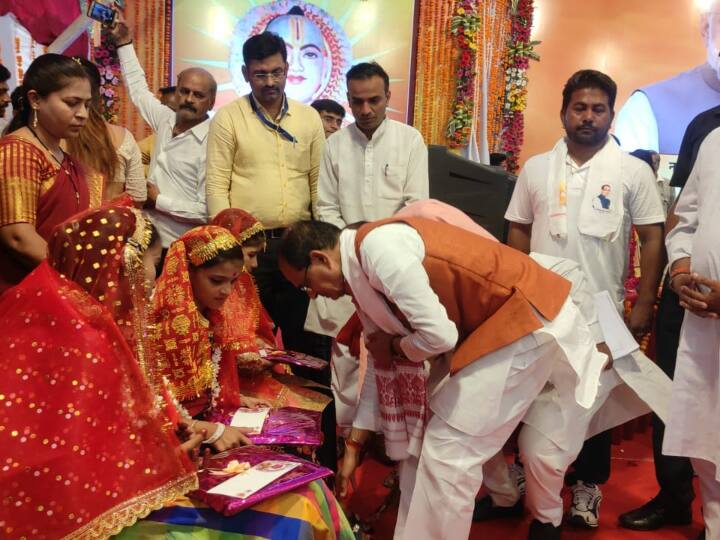 मुख्यमंत्री ने महिला सशक्तिकरण को समर्पित गीत के साथ कन्या-पूजन किया. मुख्यमंत्री ने कार्यक्रम के बाद केश शिल्पियों के साथ भोजन किया. मुख्यमंत्री शिवराज सिंह चौहान ने कहा कि प्रदेश में केश शिल्पी मंडल बनाया गया है. स्ट्रीट वेंडर योजना, मुद्रा योजना और मुख्यमंत्री उद्यम क्रांति योजना का लाभ लेकर समाज बंधु के परंपरागत व्यवसाय का आधुनिक उपकरणों के साथ बेहतर संचालन कर सकते हैं. आगे अध्ययन और प्रतियोगी परीक्षा में भाग लेने के इच्छुक युवाओं की हरसंभव सहायता की व्यवस्था भी है.