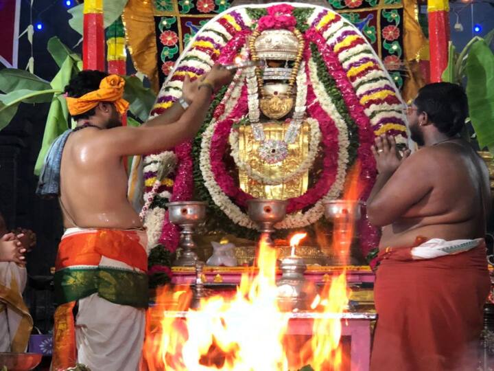 அண்ணாமலையாருக்கு தீபாராதனை காட்டப்பட்டது